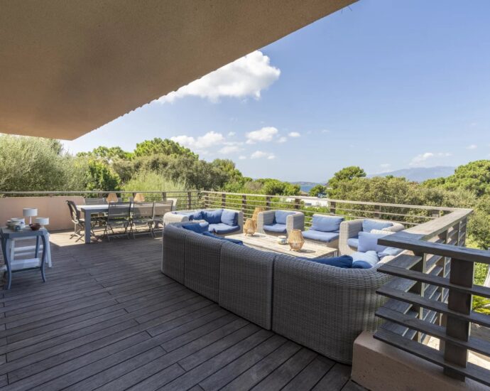 Porto-Vecchio, Domaine de Cala Rossa, villa 6 bedrooms, swimming pool and beach at walking distance