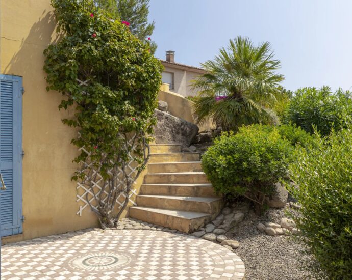 Ste Lucie de Porto-Vecchio –  Villa 3 chambres avec piscine, garage, vue panoramique mer et montagnes