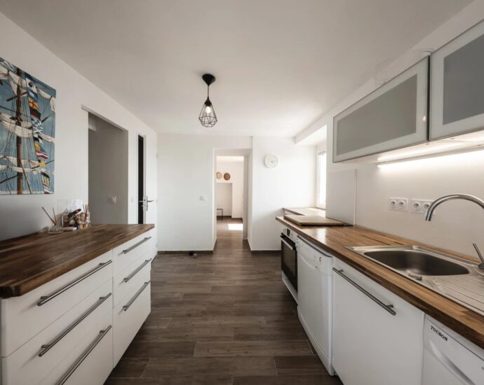 Lavasina, Appartement pied dans l’eau, 1 chambre, grande terrasse, vue mer panoramique