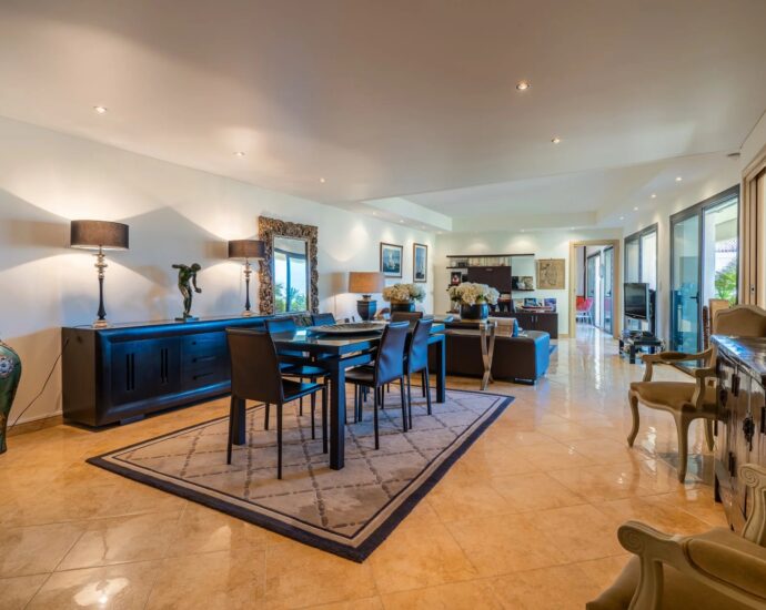 Calvi, appartement avec terrasse, plage à pieds, vue montagnes, aperçu mer