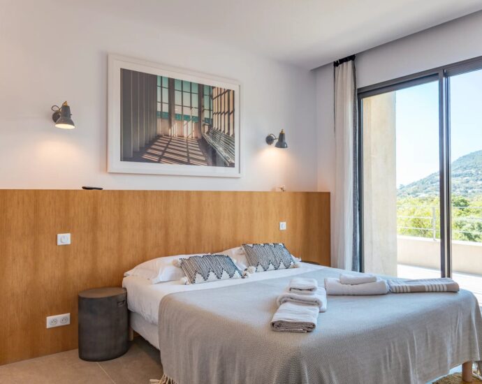 Pinarello, Villa de 6 chambres, piscine, plage à pied, vue montagne