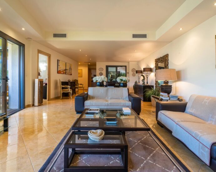Calvi, appartement avec terrasse, plage à pieds, vue montagnes, aperçu mer