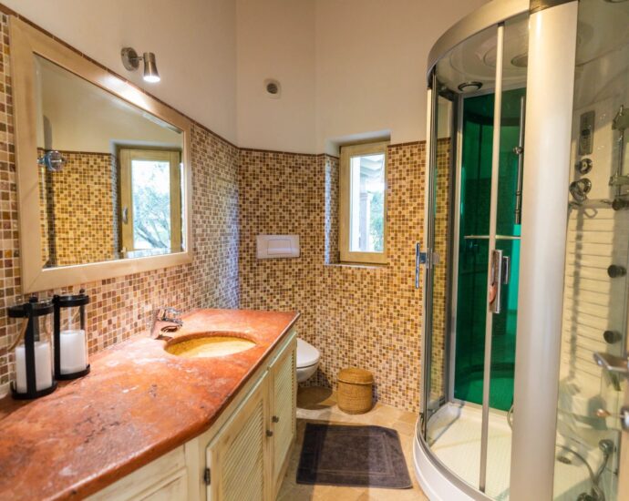 Palombaggia, villa 6 chambres, accès plage à pieds par un chemin privé, piscine, vue mer, proche plage