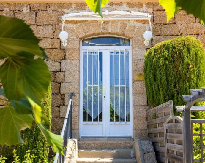 Exclusivité, Porticcio, Presqu’île d’Isolella, Villa type mas, 7 chambres, accès plage à pied, en bord de mer