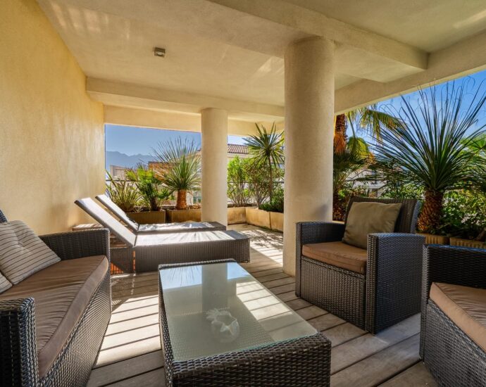 Calvi, appartement avec terrasse, plage à pieds, vue montagnes, aperçu mer