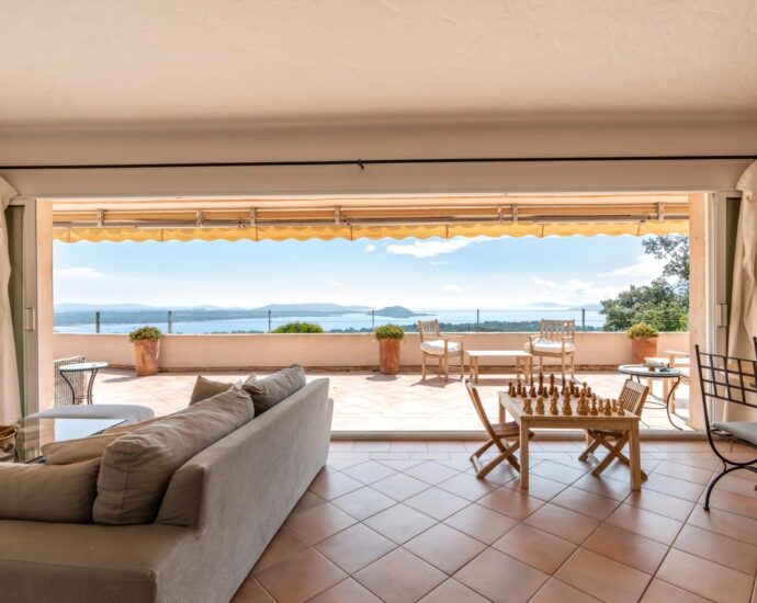 Exclusivité, Porto-Vecchio, Villa d’architecte, 7 chambres, piscines, vue mer.