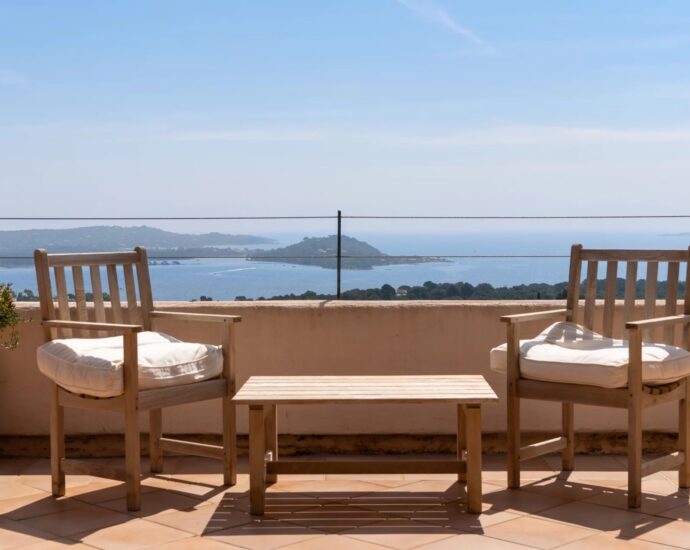 Exclusivité, Porto-Vecchio, Villa d’architecte, 7 chambres, piscines, vue mer.
