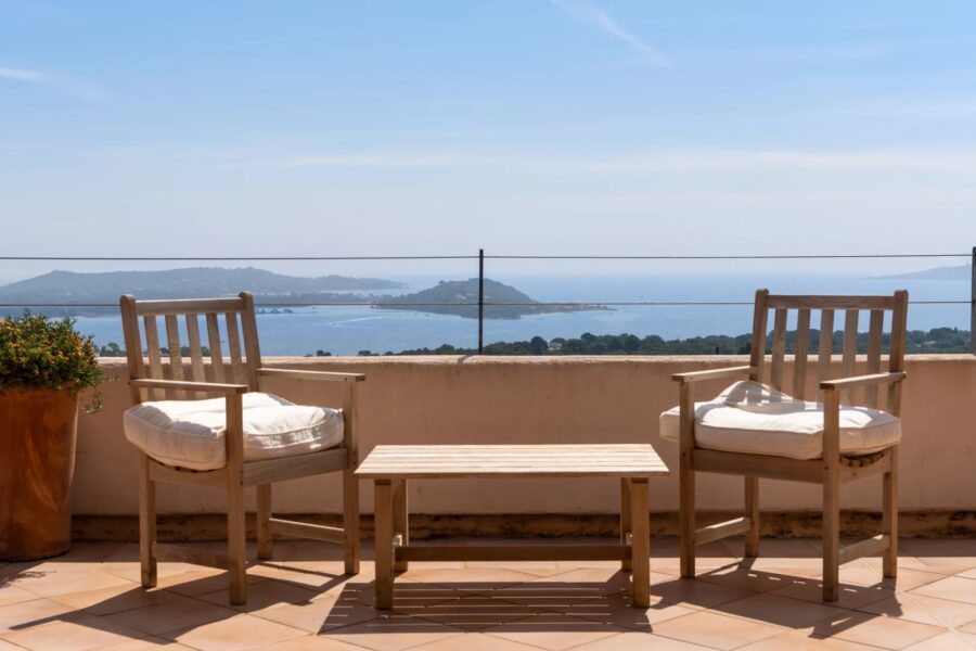 Exclusivité, Porto-Vecchio, Villa d’architecte, 7 chambres, piscines, vue mer.