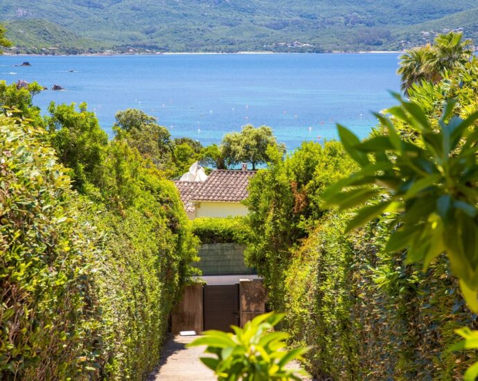 Exclusivité, Porticcio, Presqu’île d’Isolella, Villa type mas, 7 chambres, accès plage à pied, en bord de mer