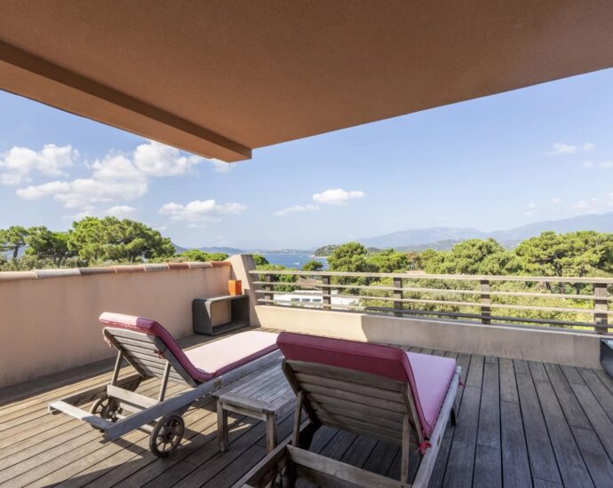 Porto-Vecchio, Domaine de Cala Rossa, villa 6 bedrooms, swimming pool and beach at walking distance