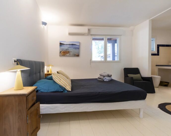 Sainte Lucie de Porto Vecchio, Villa 8 chambre, piscine, joli terrain, aperçu mer