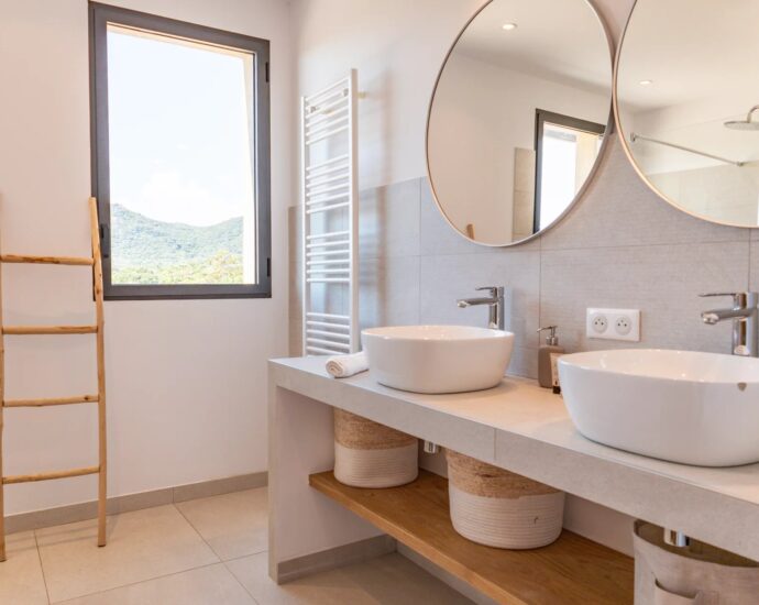 Pinarello, Villa de 6 chambres, piscine, plage à pied, vue montagne