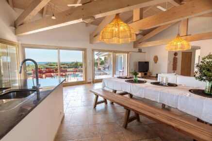 Palombaggia, villa 6 chambres, accès plage à pieds par un chemin privé, piscine, vue mer, proche plage