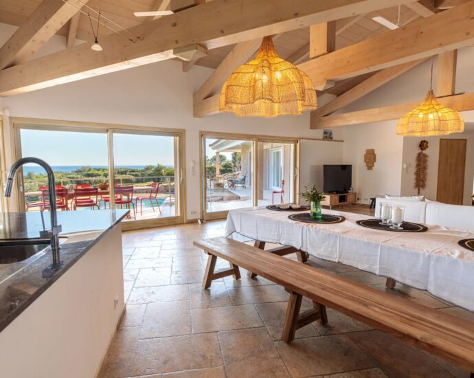 Palombaggia, villa 6 chambres, accès plage à pieds par un chemin privé, piscine, vue mer, proche plage
