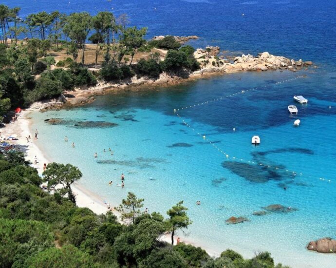 Exclusivité, Porticcio, Presqu’île d’Isolella, Villa type mas, 7 chambres, accès plage à pied, en bord de mer