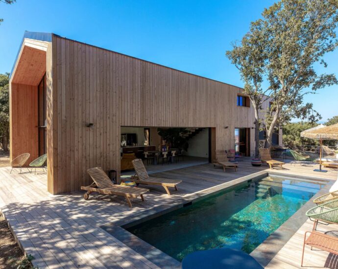 Bonifacio, contemporary villa, close to the beach and town center.