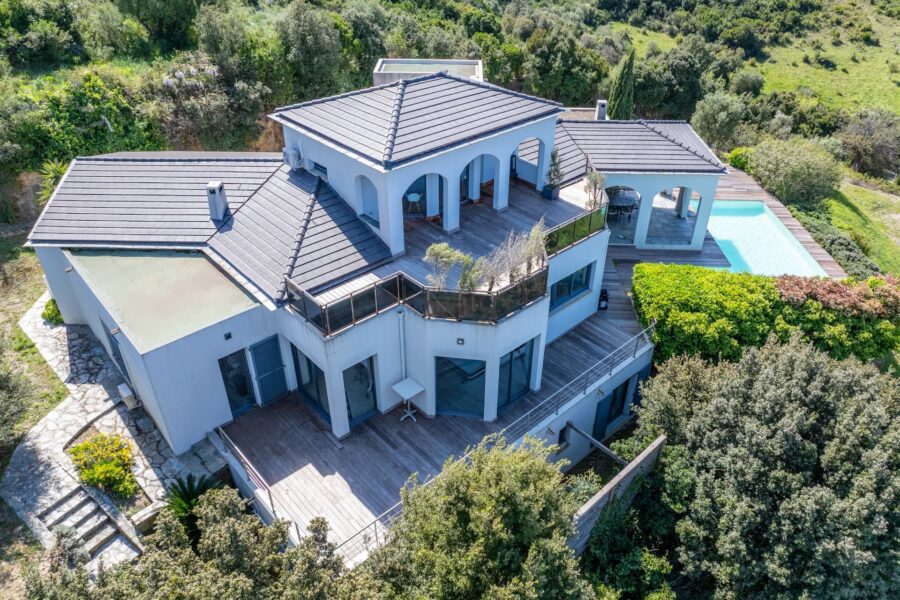 Oletta, villa d’architecte, 5 chambres,  piscine, proche plage