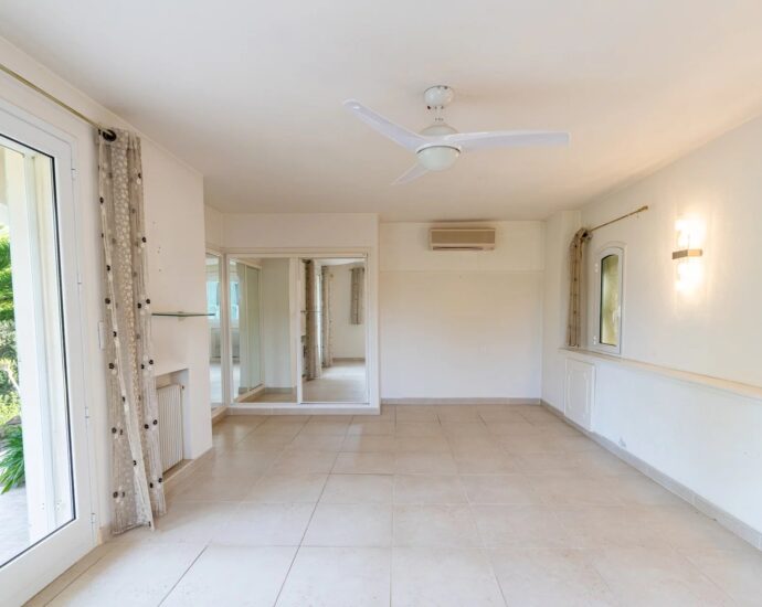 Ste Lucie de Porto-Vecchio, 3-bedroom villa and 1-bedroom janitor’s cottage, mountain views