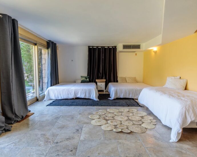 Palombaggia, villa 6 chambres, accès plage à pieds par un chemin privé, piscine, vue mer, proche plage