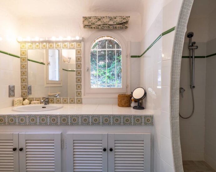 Exclusivité, Porto-Vecchio, Villa d’architecte, 7 chambres, piscines, vue mer.