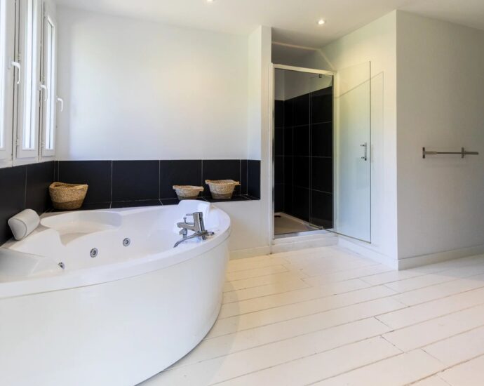 Sainte Lucie de Porto Vecchio, Villa 8 chambre, piscine, joli terrain, aperçu mer