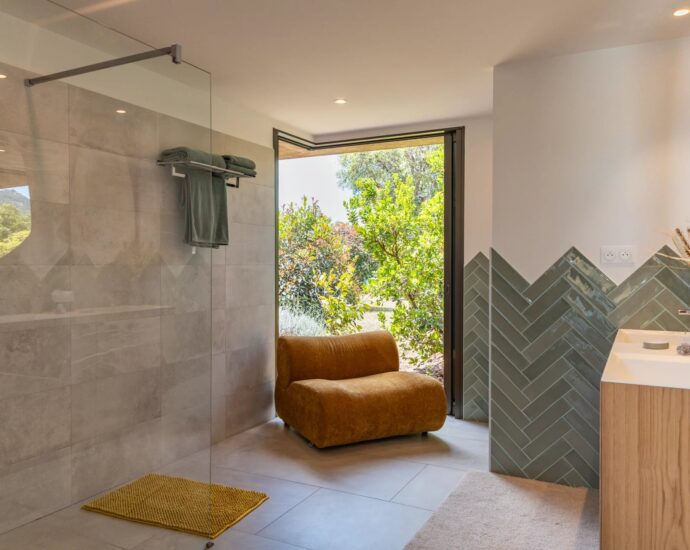 Pinarello, villa 4 chambres, avec piscine, domaine sécurisé, vue dégagée sur le maquis, proche plage