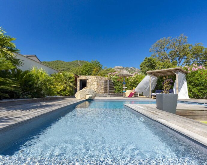 Sainte Lucie de Porto Vecchio, villa T6,  avec piscine, proche plage et fleuve