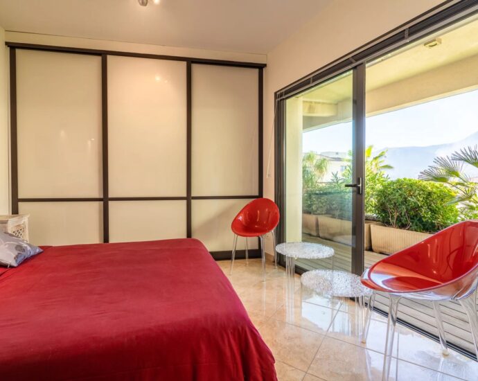 Calvi, appartement avec terrasse, plage à pieds, vue montagnes, aperçu mer