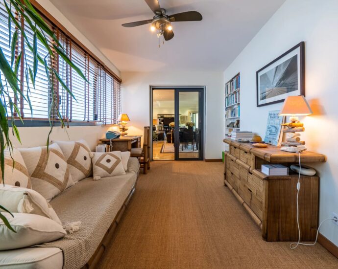 Calvi, appartement avec terrasse, plage à pieds, vue montagnes, aperçu mer