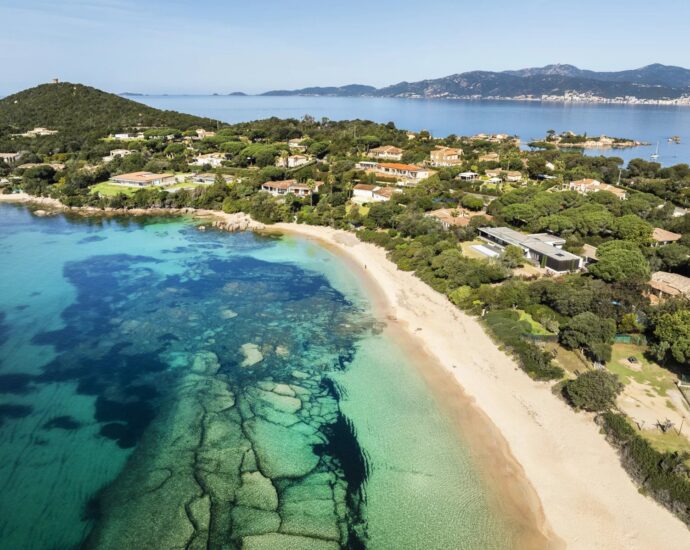 Exclusivité, Porticcio, Presqu’île d’Isolella, Villa type mas, 7 chambres, accès plage à pied, en bord de mer