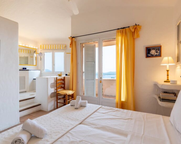 Exclusivité, Porto-Vecchio, Villa d’architecte, 7 chambres, piscines, vue mer.
