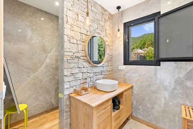 Sainte Lucie de Porto Vecchio, villa T6,  avec piscine, proche plage et fleuve