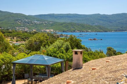 Exclusivité, Porticcio, Presqu’île d’Isolella, Villa type mas, 7 chambres, accès plage à pied, en bord de mer