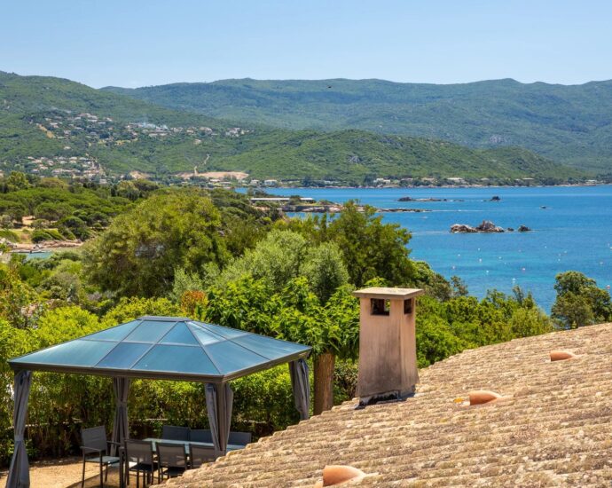 Exclusivité, Porticcio, Presqu’île d’Isolella, Villa type mas, 7 chambres, accès plage à pied, en bord de mer