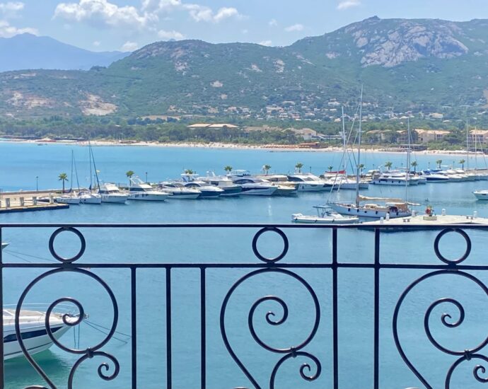 Calvi, appartement d’exception, 3 chambres, vue mer panoramique