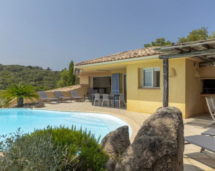 Ste Lucie de Porto-Vecchio –  Villa 3 chambres avec piscine, garage, vue panoramique mer et montagnes