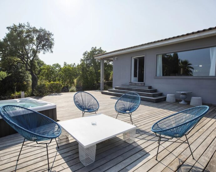Sainte Lucie de Porto Vecchio, Villa 8 chambre, piscine, joli terrain, aperçu mer