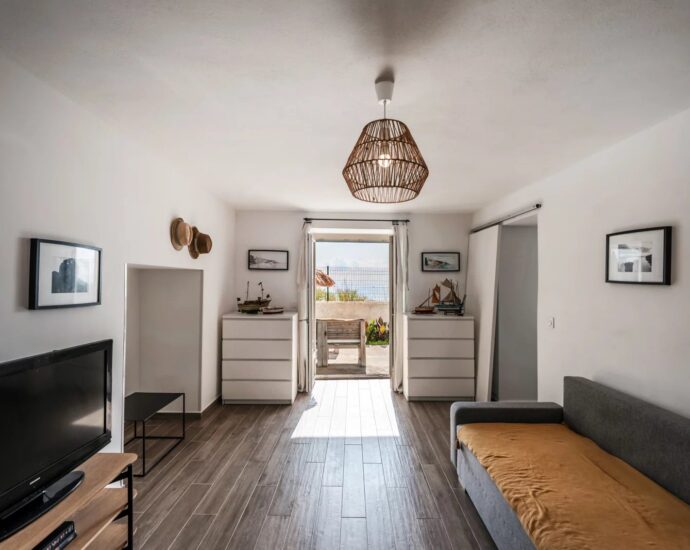Lavasina, Appartement pied dans l’eau, 1 chambre, grande terrasse, vue mer panoramique