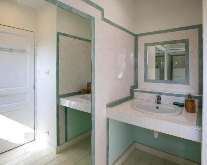 Sainte Lucie de Porto Vecchio, Villa 8 chambre, piscine, joli terrain, aperçu mer