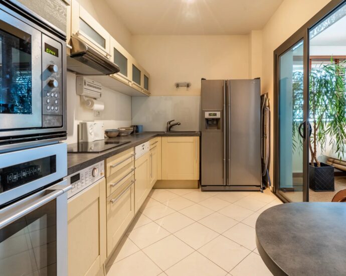 Calvi, appartement avec terrasse, plage à pieds, vue montagnes, aperçu mer