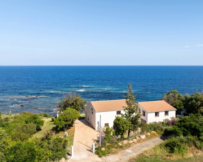 WATERFRONT VILLA WITH PANORAMIC SEA VIEW