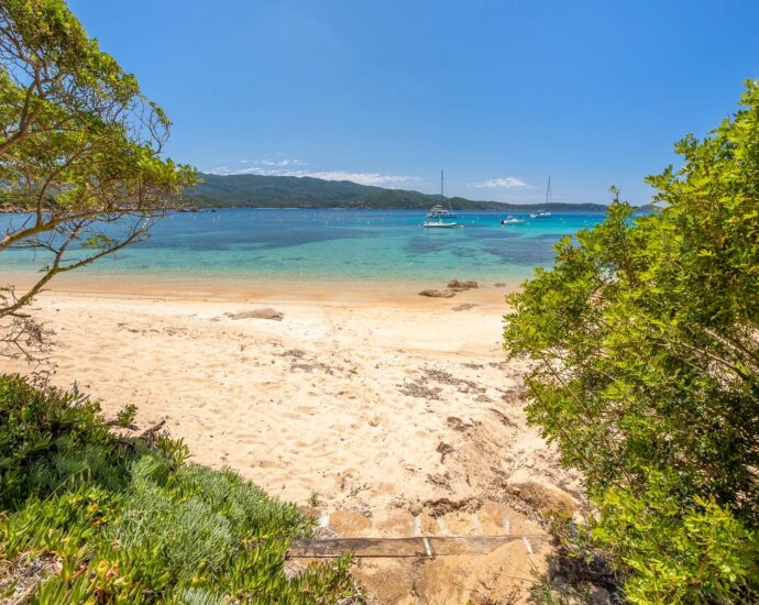 Exclusivité, Porticcio, Presqu’île d’Isolella, Villa type mas, 7 chambres, accès plage à pied, en bord de mer