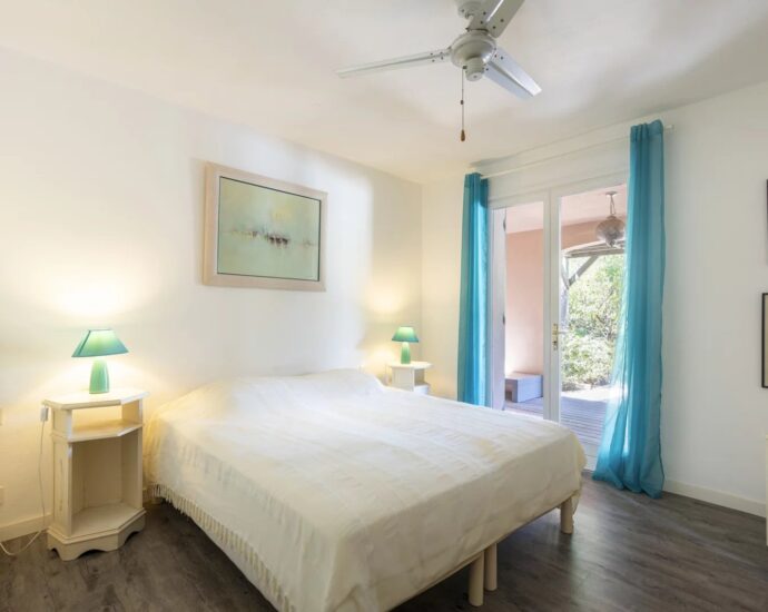 Porto-Vecchio, Domaine de Cala Rossa, villa 6 bedrooms, swimming pool and beach at walking distance