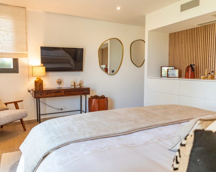 Pinarello, villa 4 chambres, avec piscine, domaine sécurisé, vue dégagée sur le maquis, proche plage