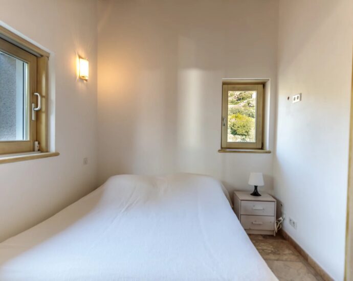 Palombaggia, villa 6 chambres, accès plage à pieds par un chemin privé, piscine, vue mer, proche plage