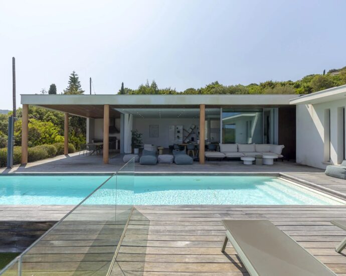 Porto-Vecchio, Santa Giulia, villa d’architecte, 4 chambres, piscine, vue mer, proche plage