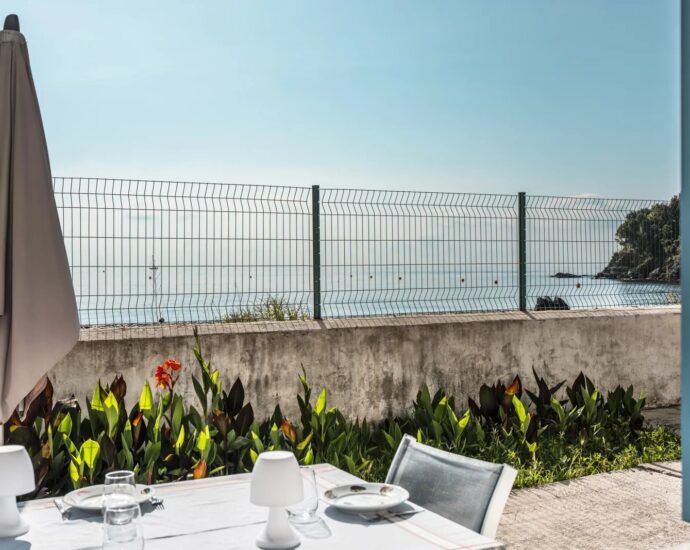 Lavasina, Appartement pied dans l’eau, 1 chambre, grande terrasse, vue mer panoramique