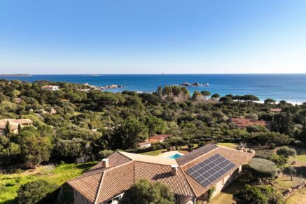 Palombaggia, villa 6 chambres, accès plage à pieds par un chemin privé, piscine, vue mer, proche plage