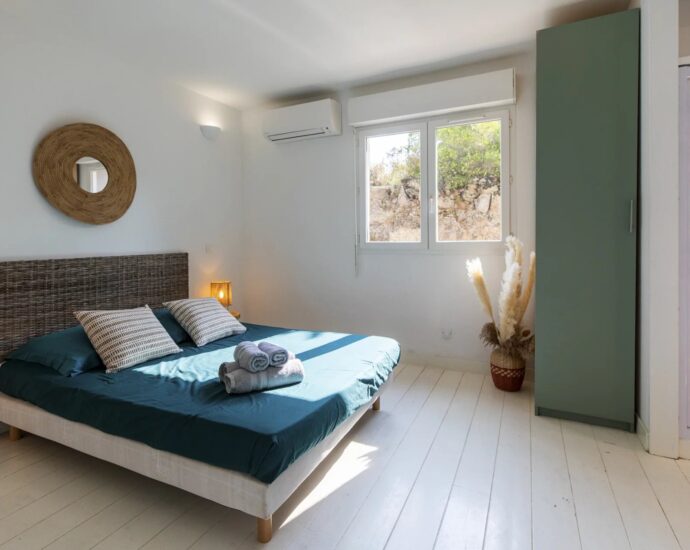 Sainte Lucie de Porto Vecchio, Villa 8 chambre, piscine, joli terrain, aperçu mer