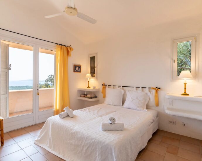 Exclusivité, Porto-Vecchio, Villa d’architecte, 7 chambres, piscines, vue mer.